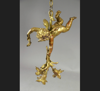 "Uskrzydlone Putto", lampa wisząca, brąz złocony XIX w.