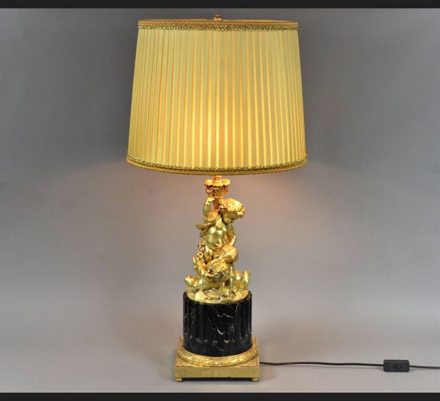 Lampa salonowa, brąz złocony, Putta XIX wiek