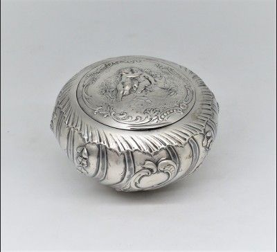 Cukiernica z Puttami, srebro "800" ok. 1900 roku